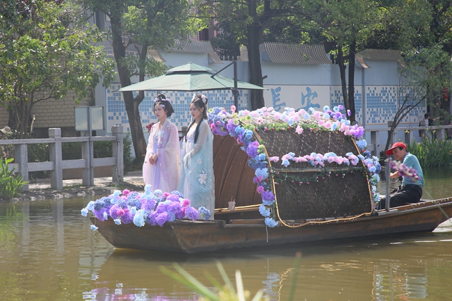 “花仙子”與岸邊游客互動(dòng)