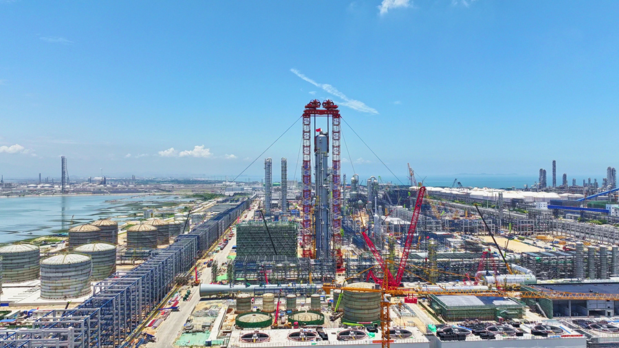 中沙古雷乙烯項(xiàng)目EOEG洗滌塔吊裝就位。柯少如攝