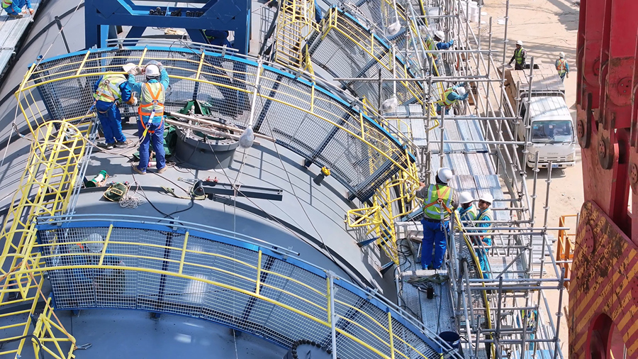 中沙古雷乙烯項(xiàng)目EOEG洗滌塔在“穿衣戴帽”。陳漢祥攝