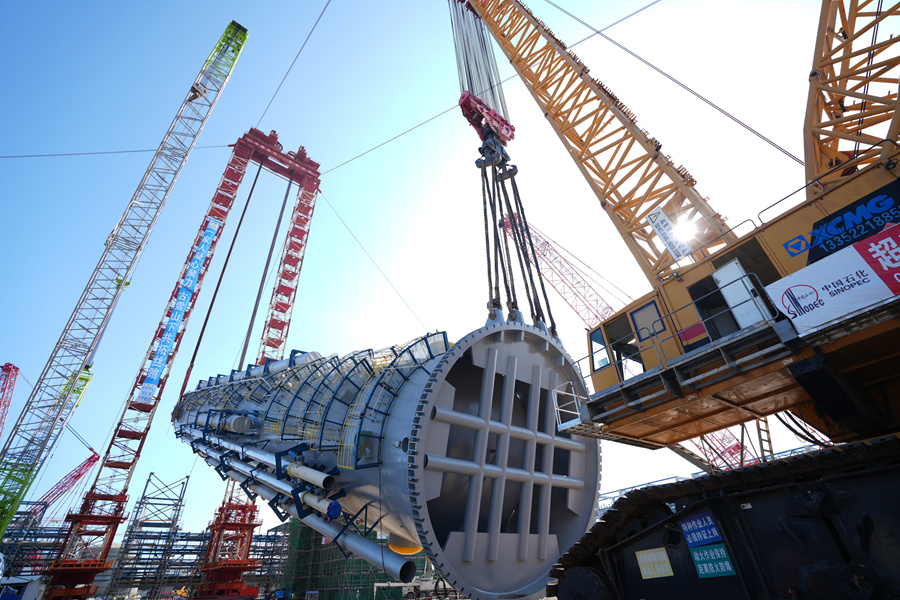 中沙古雷乙烯項(xiàng)目EOEG洗滌塔在吊裝中?？律偃鐢z