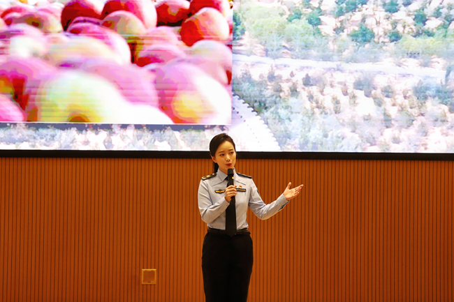 福建省最美家庭榮譽(yù)獲得者家庭成員、福州市應(yīng)急管理局應(yīng)急救援中心副主任李楠分享《大漠赤子心》。主辦方供圖