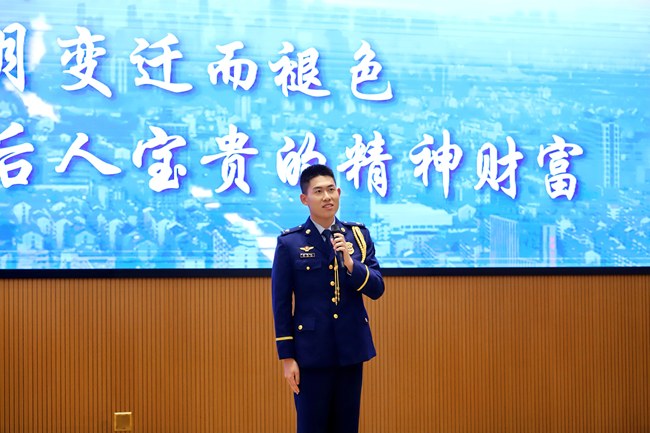 仙游縣城關(guān)消防救援站四級(jí)消防士唐正權(quán)講述《兩代兵團(tuán)人的紅色勛章》。主辦方供圖