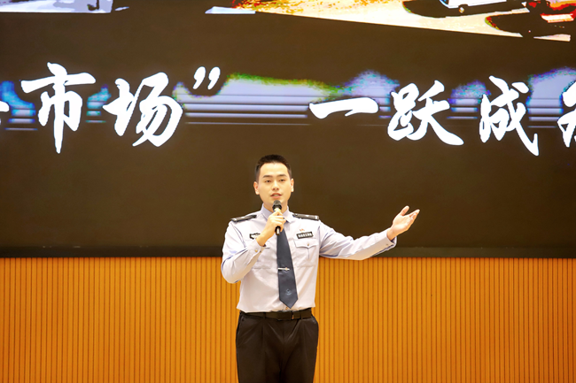 仙游縣公安局鯉城派出所民警陳慶龍講述《從“馬路市場(chǎng)”到“世界超市”》。主辦方供圖