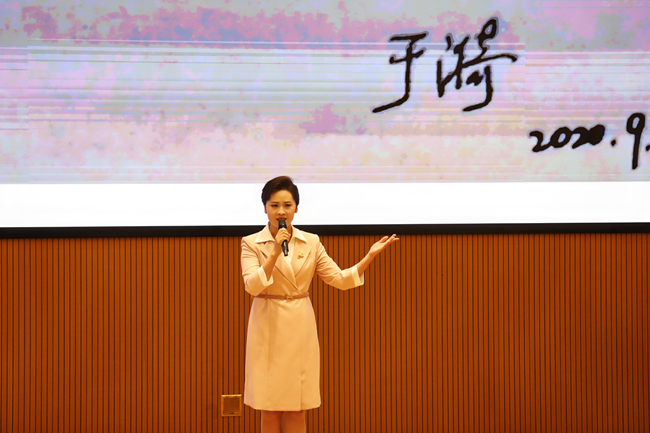 福建省三八紅旗手、莆田市兒童活動(dòng)中心幼兒園教師吳曉東講述《三尺講臺(tái)上的如歌歲月》。主辦方供圖