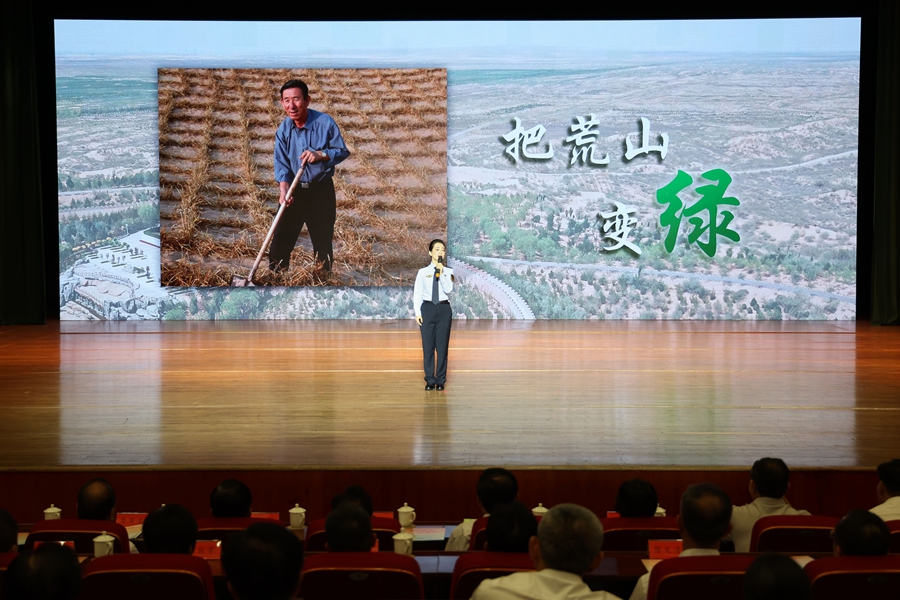 福建省最美家庭榮譽(yù)獲得者家庭成員、福州市應(yīng)急管理局應(yīng)急救援中心副主任李楠分享《大漠赤子心》。主辦方供圖