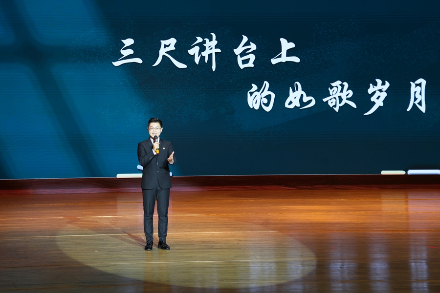 新羅區(qū)委宣傳部干部羅越給人民教育家于漪回信，展示于漪《三尺講臺(tái)上的如歌歲月》。主辦方供圖