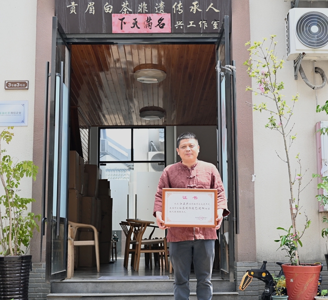 省級非物質(zhì)文化遺產(chǎn)——白茶制作技藝傳承人江正興。蔡瑛攝