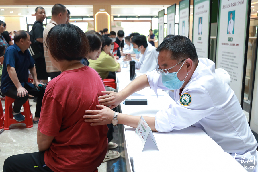 醫(yī)生為患者義診。人民網(wǎng) 陳永整攝