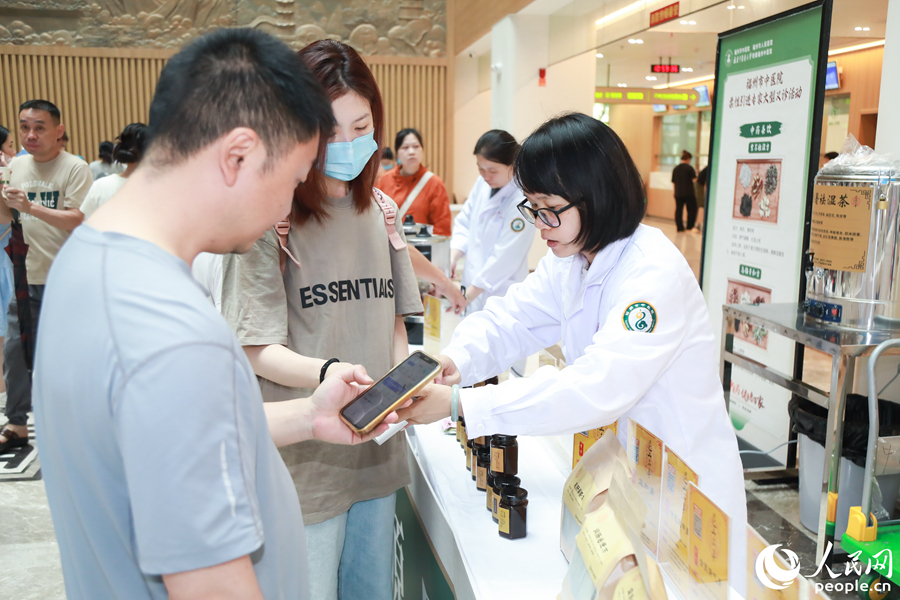 藥食同源品鑒區(qū)吸引不少市民駐足。人民網(wǎng) 陳永整攝