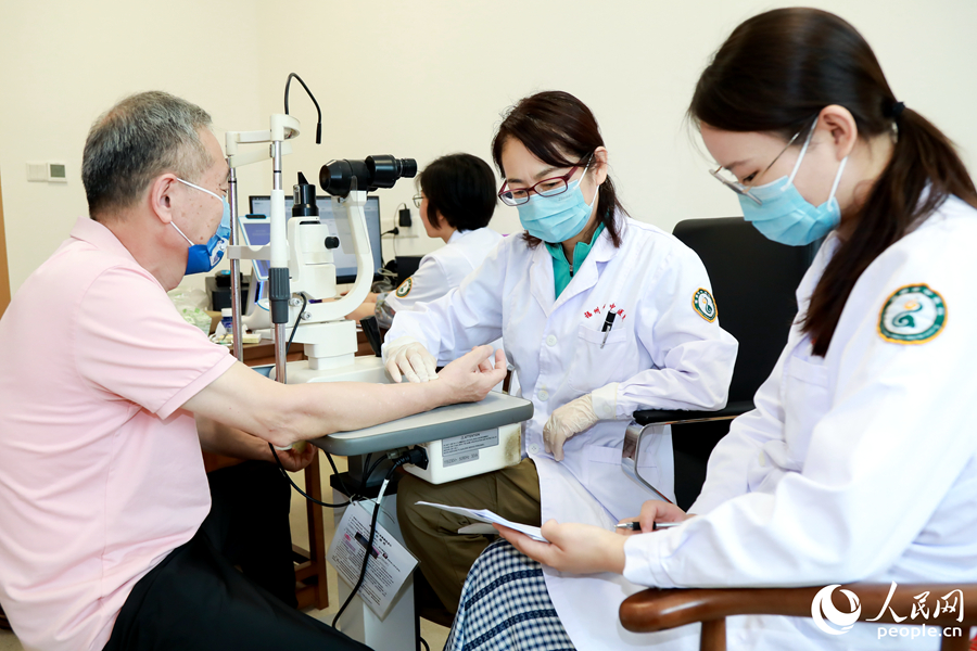 柔性引進(jìn)專家進(jìn)行一對一把脈問診。人民網(wǎng) 陳永整攝