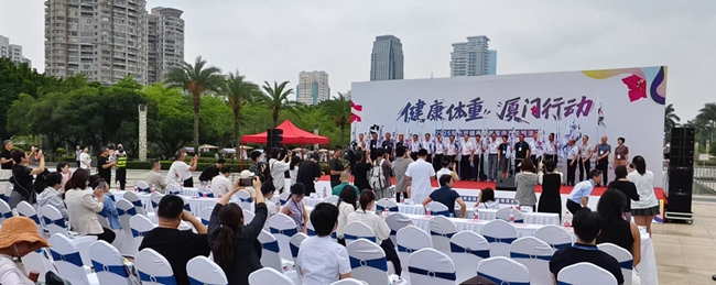 活動(dòng)現(xiàn)場(chǎng)，主辦方向18家參加“健康體重廈門行動(dòng)”公益行的醫(yī)院授予活動(dòng)隊(duì)旗。林林?jǐn)z