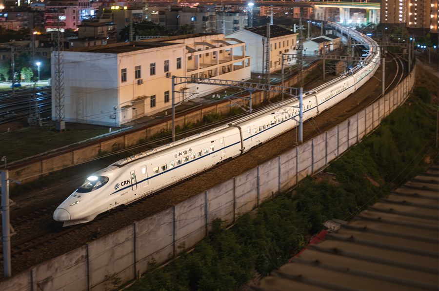 一列和諧號(hào)動(dòng)車組疾速駛向遠(yuǎn)方。徐琛攝