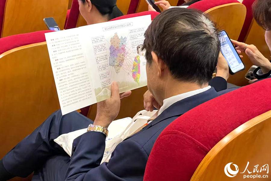 一位嘉賓認(rèn)真端詳姓氏入閩及遷臺(tái)示意圖。人民網(wǎng)記者 林盈攝
