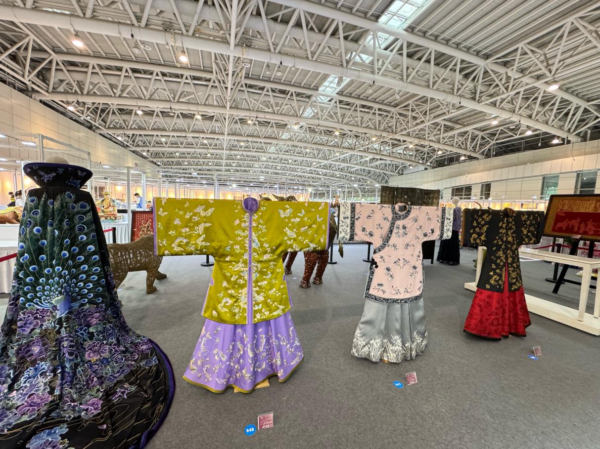 畢紅最新創(chuàng)作的京繡作品在2025中國(guó)工藝美術(shù)博覽會(huì)展出。受訪者供圖