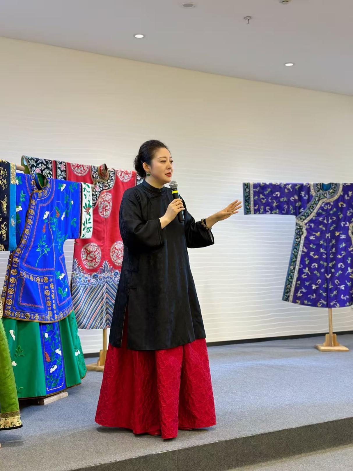 非物質(zhì)文化遺產(chǎn)（京繡）代表性傳承人畢紅。受訪者供圖