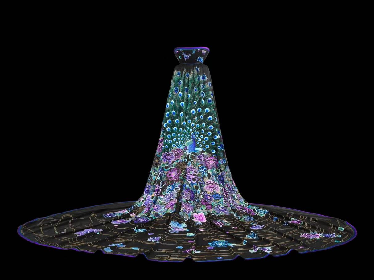 京繡作品《碧泓雲(yún)想富貴長(zhǎng)天錦繡雀裘》。受訪者供圖