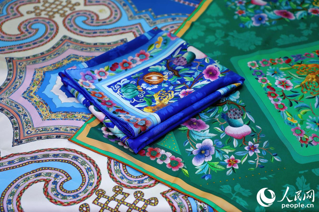 原創(chuàng)京繡紋樣絲巾。人民網(wǎng) 李唯一攝