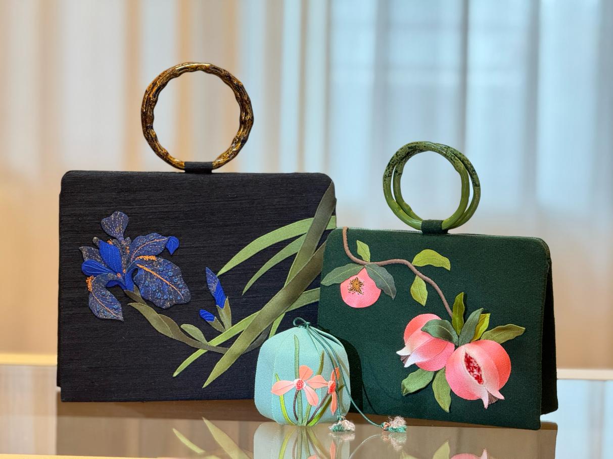 京繡手包。受訪者供圖