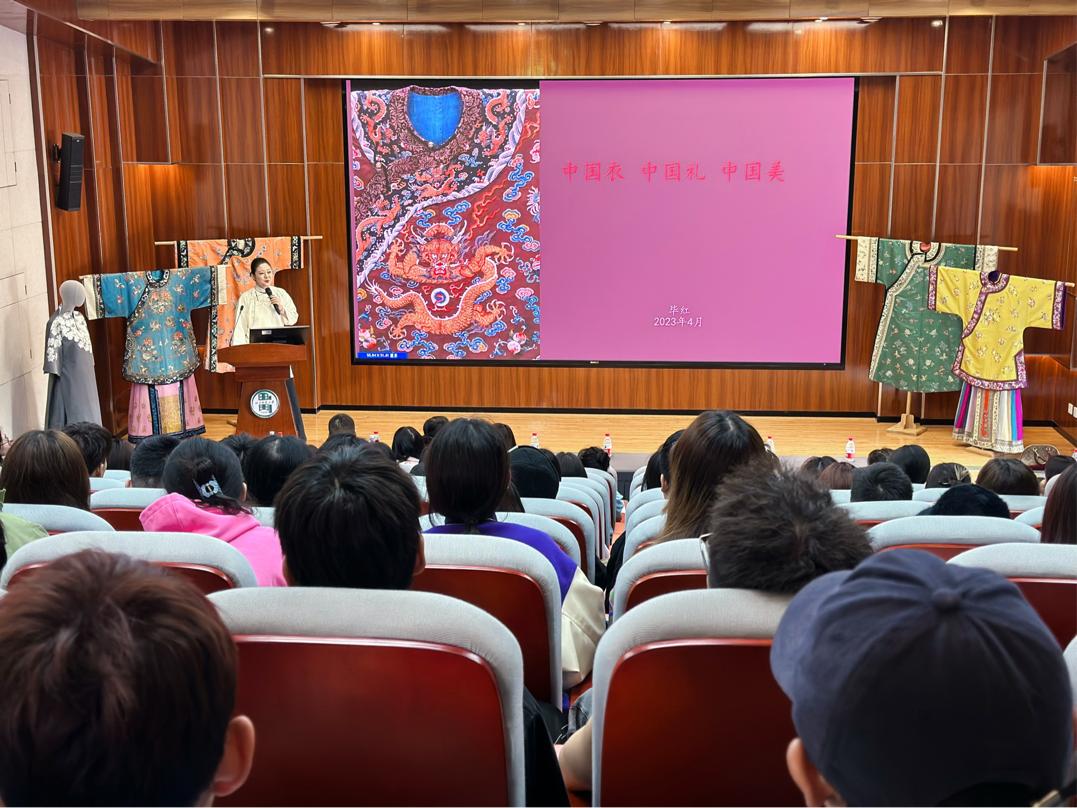 畢紅在高校作非遺京繡主題分享。受訪者供圖