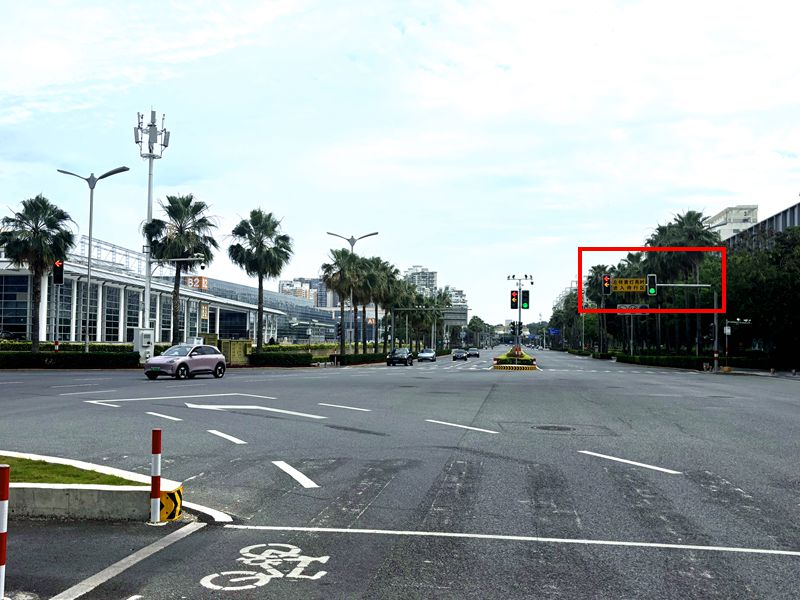 4月22日，路口配時(shí)優(yōu)化調(diào)整完成，啟用左轉(zhuǎn)信號(hào)燈。承建單位供圖