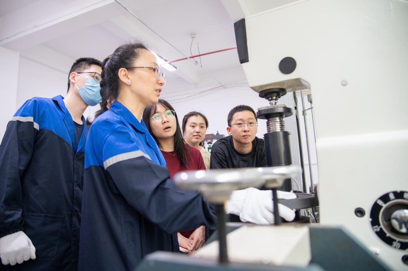 金屬材料布氏硬度試驗(yàn)演示。陳美蓉?cái)z