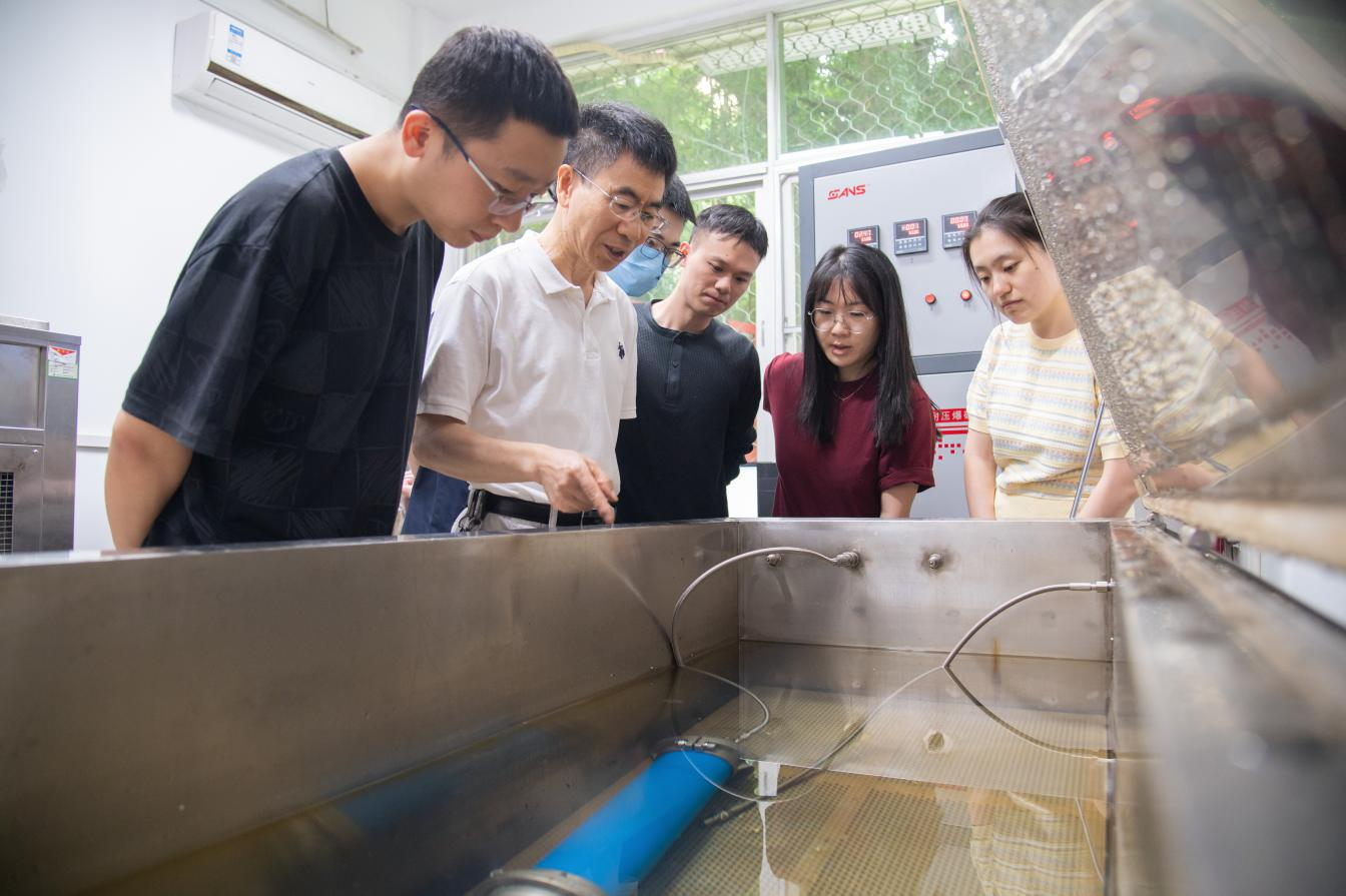 塑料管材耐內壓性能試驗演示。陳美蓉攝