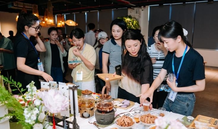 參會嘉賓品嘗特色美食