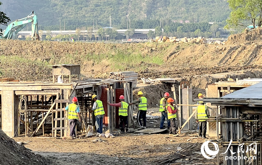 在閩江北港，生態(tài)島觀景臺正在建設。人民網(wǎng)記者 陳藍燕攝