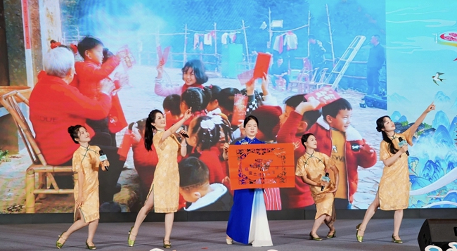 表演唱《我在土樓等你》