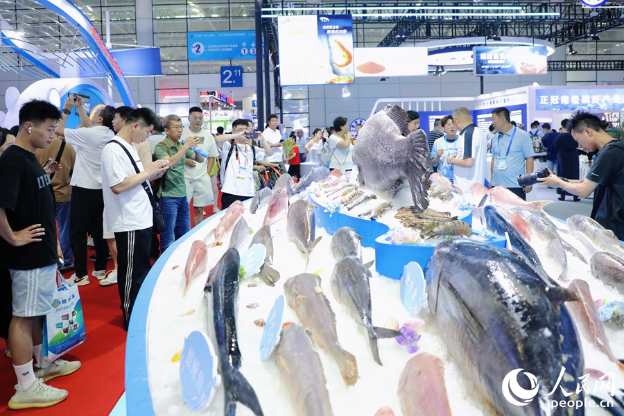 超30個國家和地區(qū)的500多家企業(yè)以自家特色水產(chǎn)品參展。人民網(wǎng) 李唯一攝