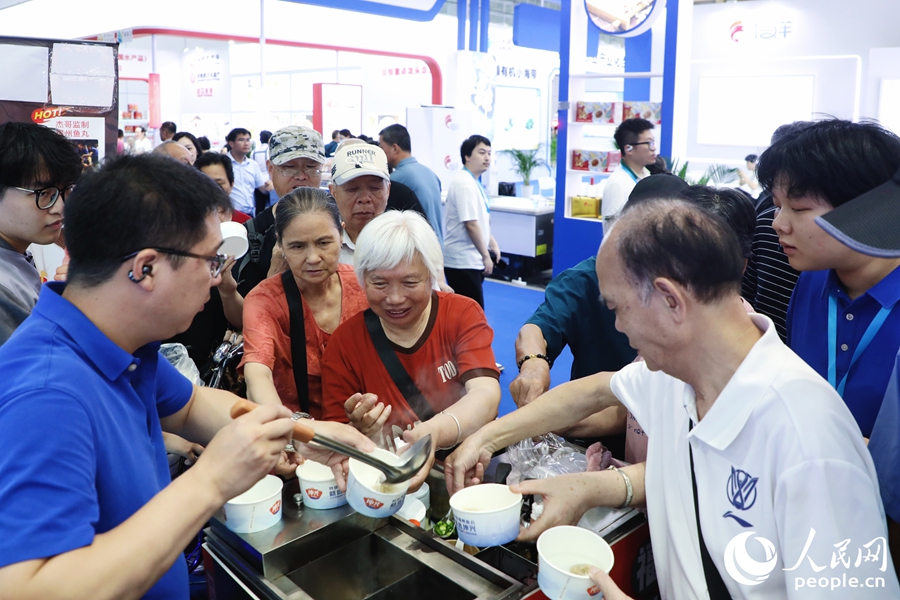 市民品嘗福州魚丸。人民網(wǎng) 李唯一攝