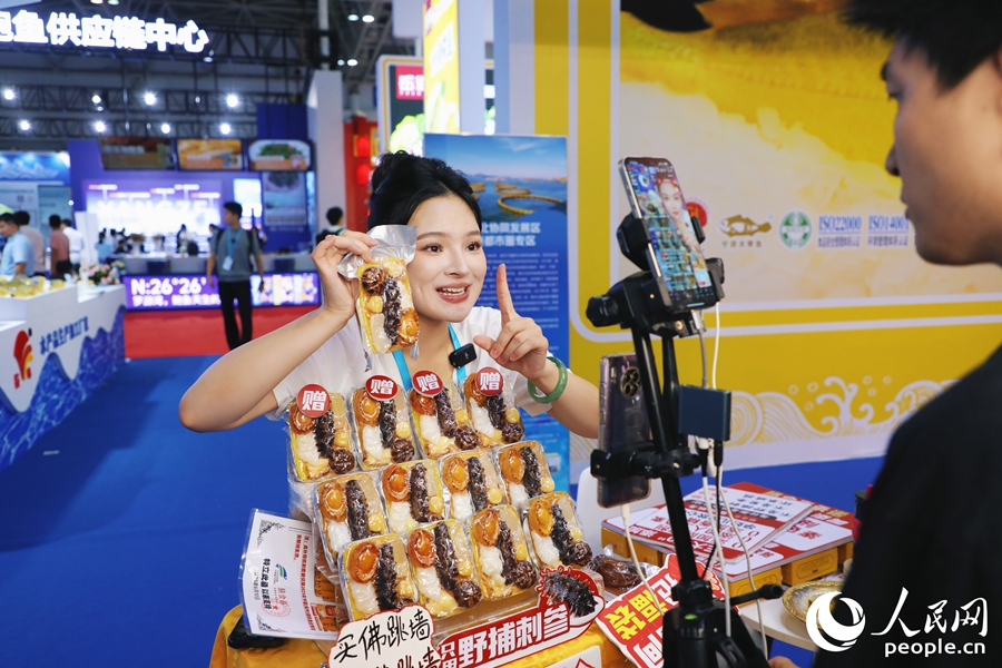 佛跳墻電商直播。人民網(wǎng) 李唯一攝