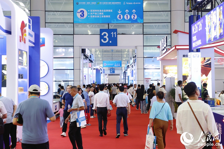 市民在展區(qū)參觀。人民網(wǎng) 李唯一攝