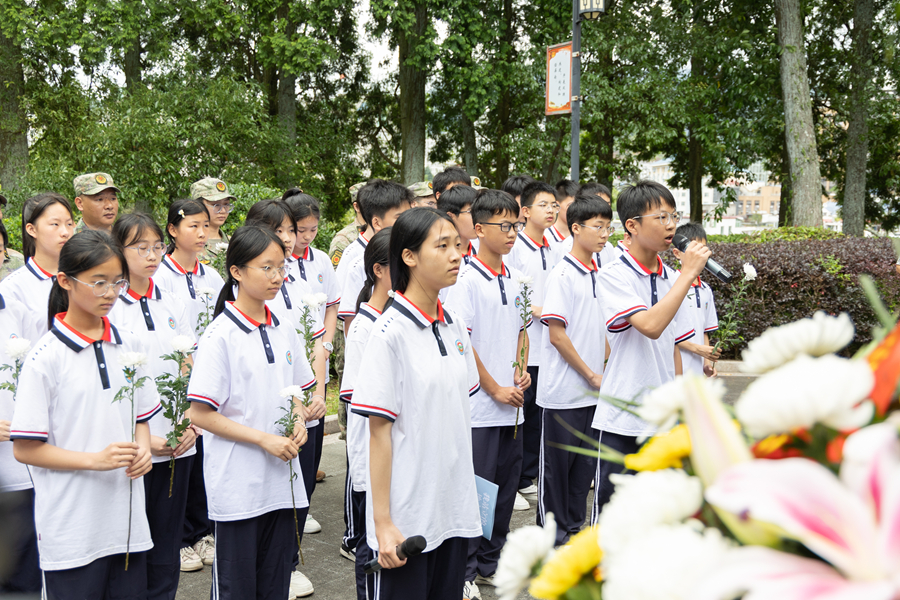 學(xué)校舉行陳祥榕烈士犧牲五周年緬懷祭奠活動(dòng)。屏南縣委宣傳部供圖