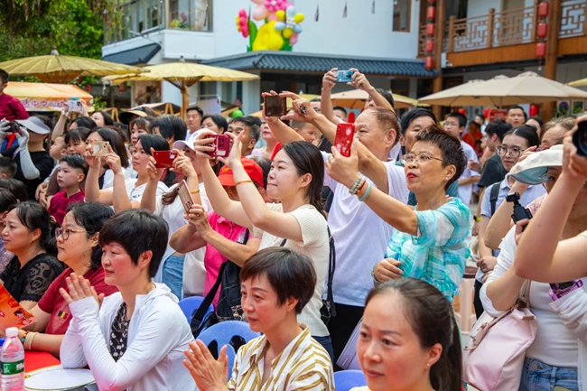 家長用手機(jī)記錄孩子的精彩表現(xiàn)