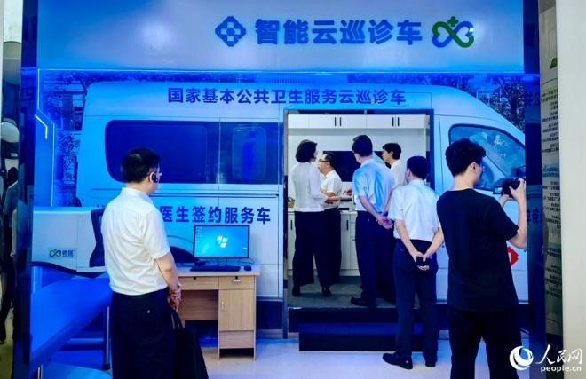 與會(huì)人員在龍巖人民醫(yī)院（新羅區(qū)總醫(yī)院）實(shí)地調(diào)研。人民網(wǎng) 李昌乾攝