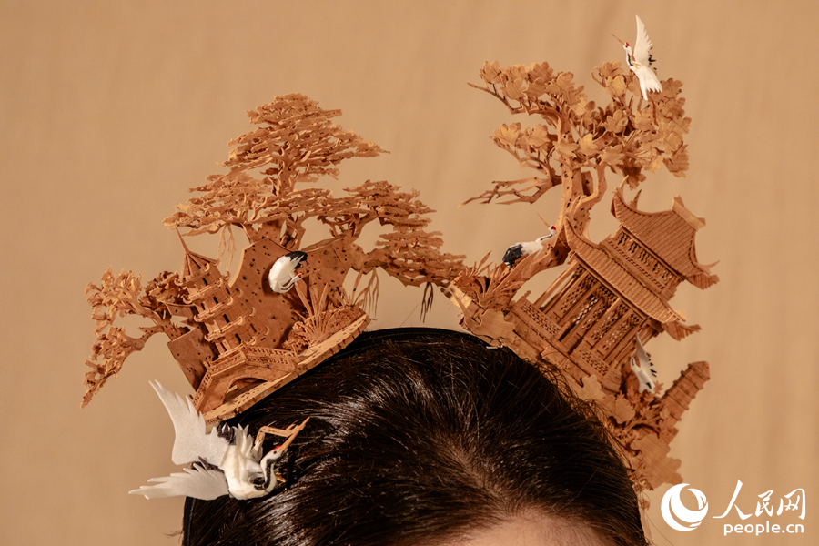 軟木畫頭飾。人民網(wǎng) 楊灝昱攝