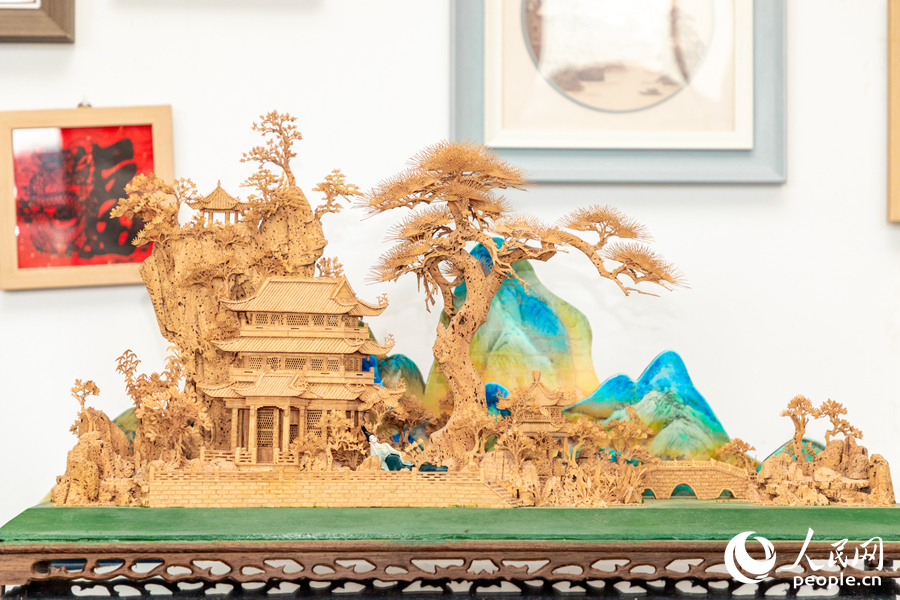 亭臺樓閣錯落有致，湖光山色層疊如詩，福州軟木畫被譽(yù)為“無聲的詩、立體的畫”。人民網(wǎng) 楊灝昱攝