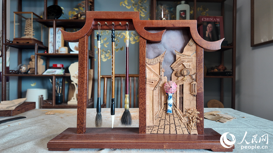 融入軟木畫元素的筆架。人民網(wǎng) 楊灝昱攝