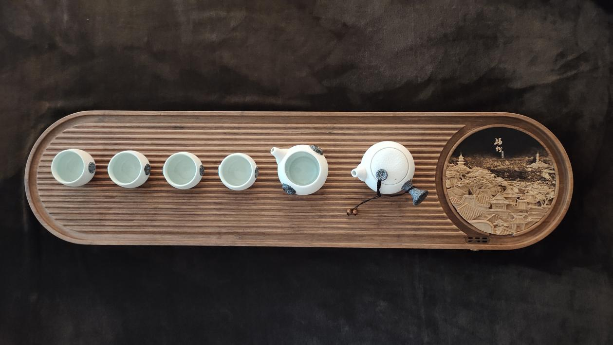 融入軟木畫元素的茶盤。受訪者供圖