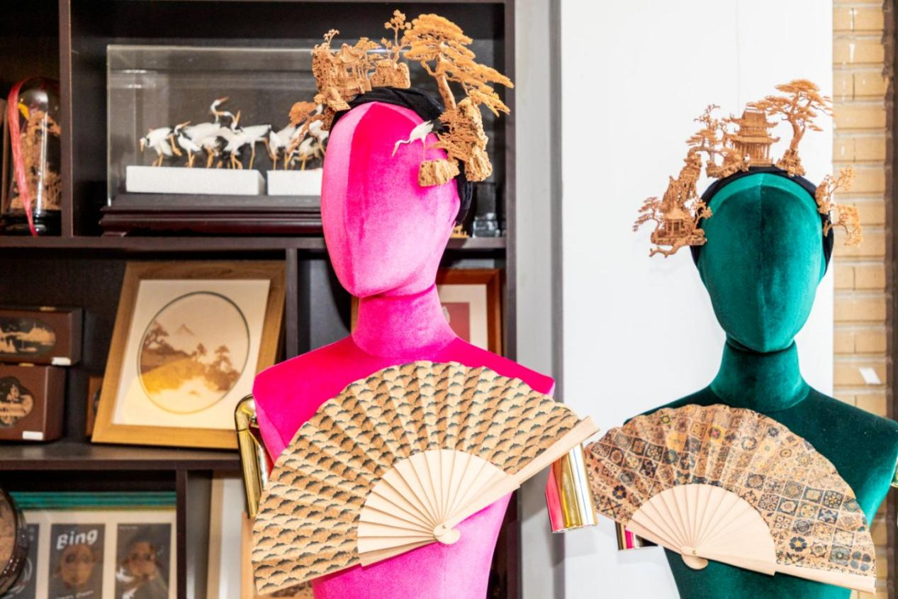 融入軟木畫元素的頭飾、折扇。康磊攝