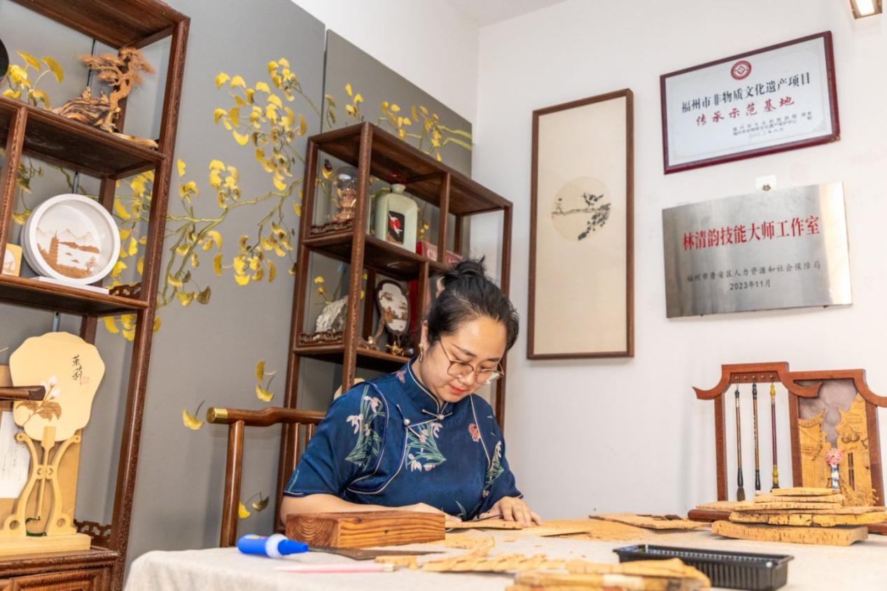 林清韻將軟木畫融入頭飾、茶盤、手提包等生活元素?？道跀z