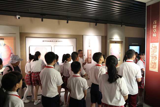 “同安文史推薦官”楊志剛帶領(lǐng)學(xué)生們走進(jìn)同安歷史陳列館。陳錦霞攝