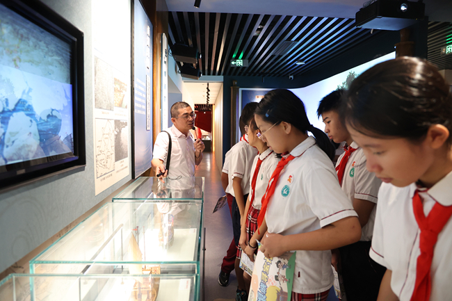 學生們參觀同安歷史陳列館。陳錦霞攝