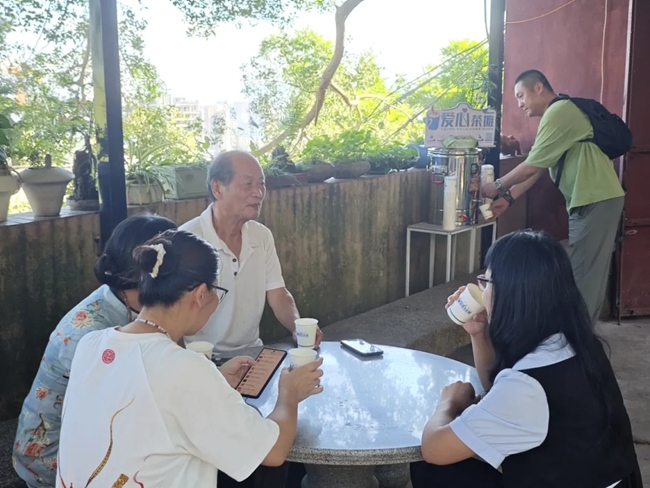 愛心茶攤邊，市民們圍坐喝茶