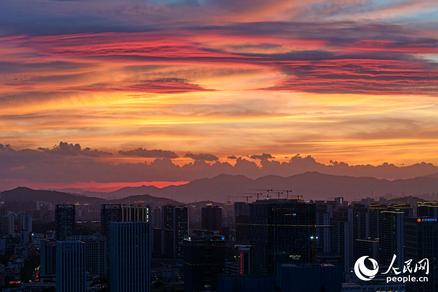 多彩霞光從云層中傾瀉而出。人民網(wǎng)記者 陳博攝