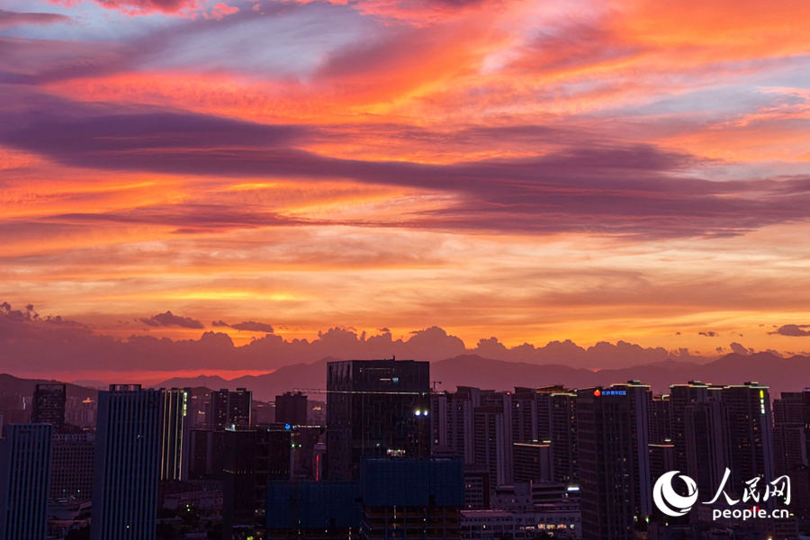 粉紫色的晚霞相互交織。人民網(wǎng)記者 陳博攝