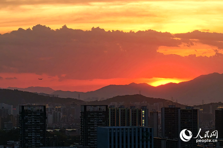 夕陽西下，晚霞漸起。人民網(wǎng)記者 陳博攝