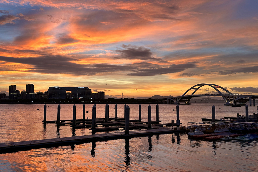 在廈門五緣灣游艇碼頭，艷麗晚霞與湖水交映成畫。吳宇軒攝
