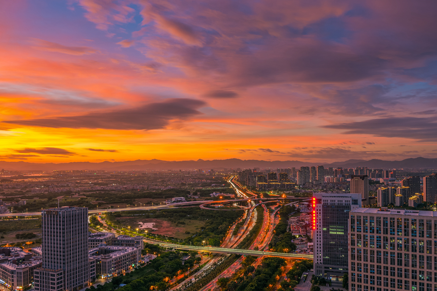 城市被夕陽余暉籠罩。陳超攝